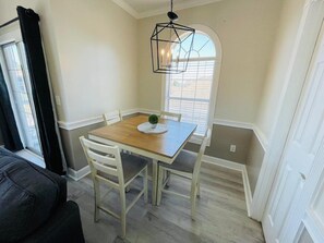 Dining - Sunny 1BR condo, Myrtlewood (Myrtle Beach)