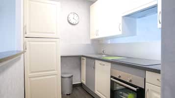 Een koelkast, een magnetron, een oven, een vaatwasser