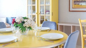 Una tavola imbandita con piatti, posate e un vaso di fiori.