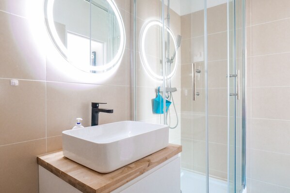 Douche, sèche-cheveux, serviettes fournies