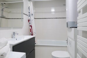 Hair dryer, towels - Renovated flat with sea view Les Sables - 4 people (Les Sables-d´Olonne)