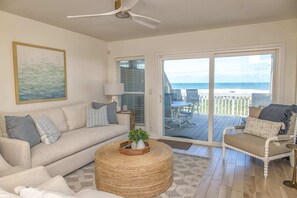 TV connectée, livres, espaces bureaux