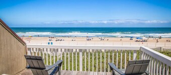 Oceanside Oasis: Oceanfront Family Friendly Luxury Duplex Parking For 2-3 cars