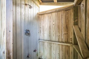 Dusch, miljövänliga toalettartiklar, hårtork och handdukar