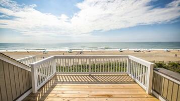 Plage, chaises longues, serviettes de plage