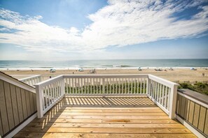 Na praia, espreguiçadeiras, toalhas de praia 