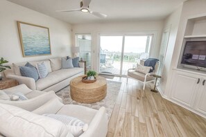 TV connectée, livres, espaces bureaux