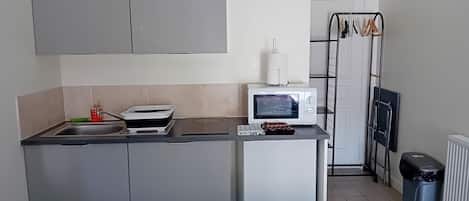 Réfrigérateur, four à micro-ondes, un four, surface de cuisson