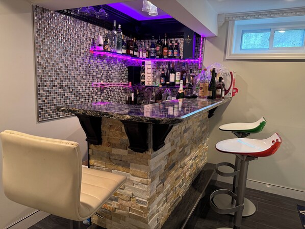 Bar (on property) - La Casa Bonita Near NYC - Remodeled Nov 2025 (Yonkers)