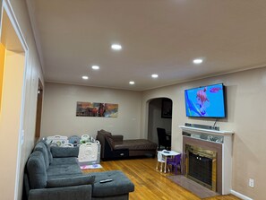 Smart TV, fireplace - La Casa Bonita Near NYC - Remodeled Nov 2025 (Yonkers)