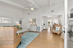 Televisie, een open haard en een dvd-speler