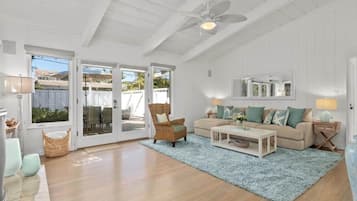 Televisie, een open haard en een dvd-speler