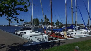 Una marina amb diversos velers amarrats, inclòs un anomenat 'Nordwind'.