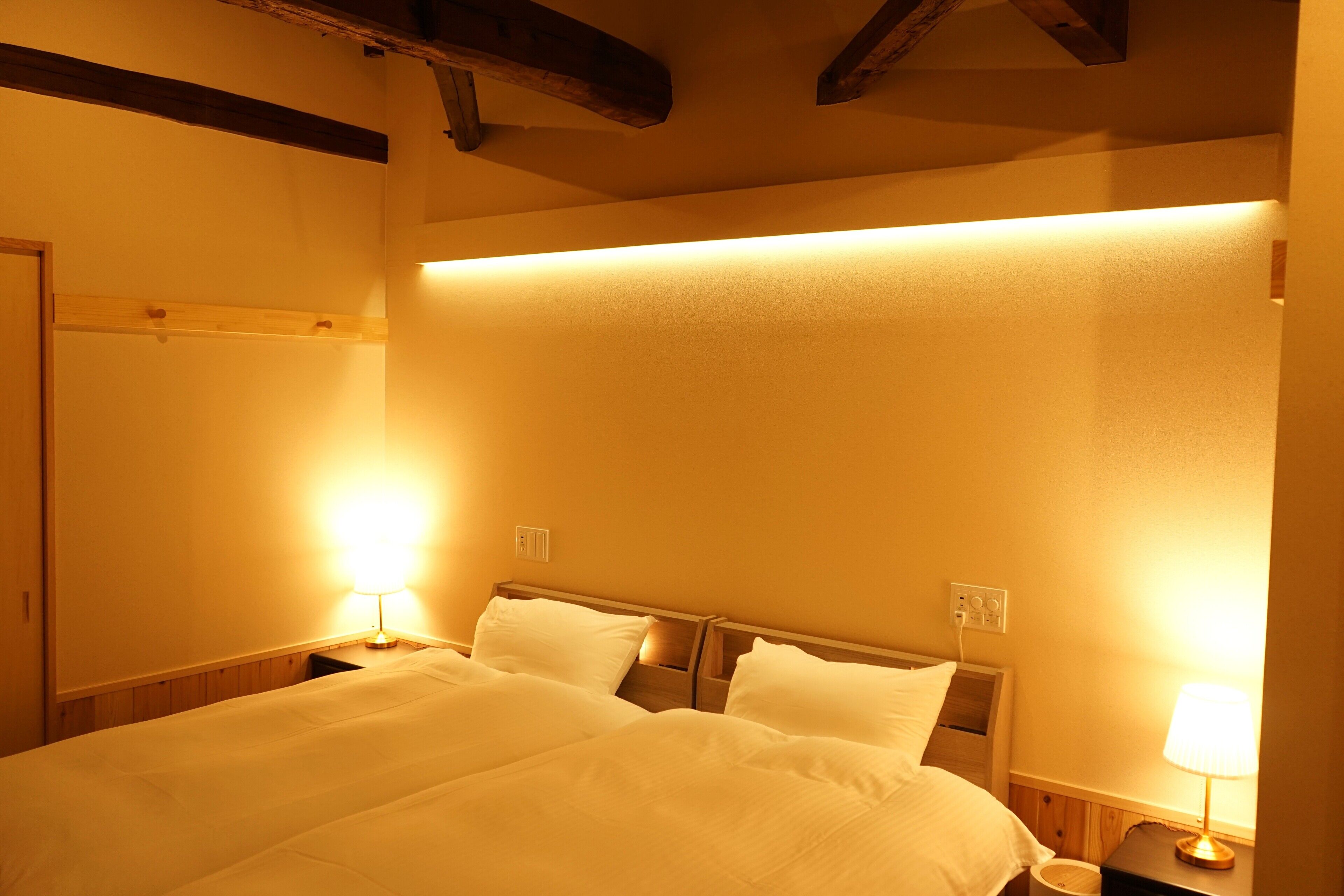 Down duvets, desk, soundproofing, free WiFi