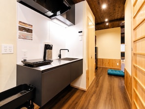 Classic Villa | Private kitchen | Fridge, microwave, stovetop, cookware/dishes/utensils - Nara-Ryokan  Villa West (Nara)