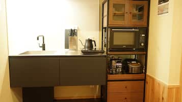 Villa Classic | Cucina privata | Frigorifero, microonde, piano cottura, pentole/stoviglie/utensili