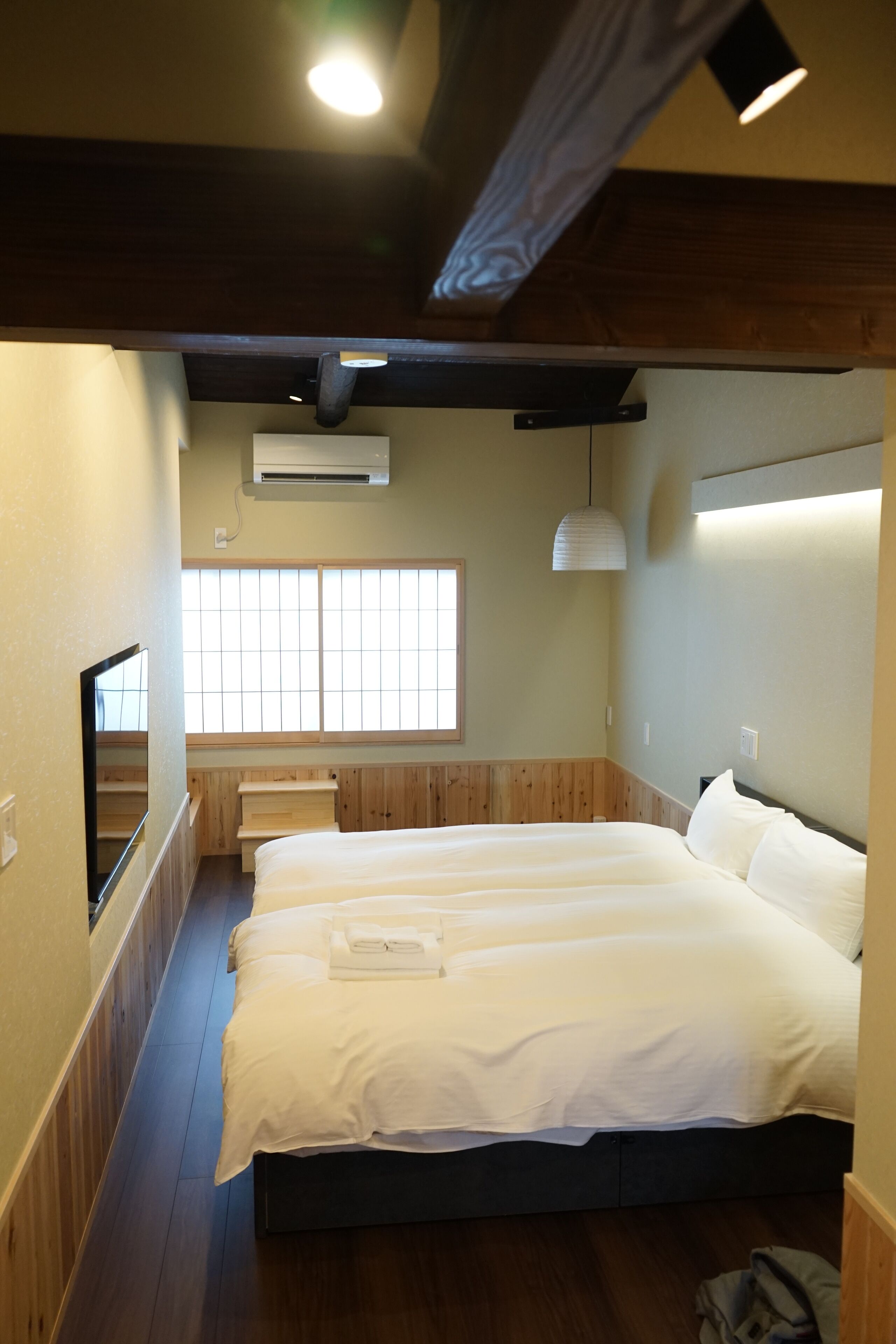 Selimut bulu angsa, meja kerja, kedap suara, dan Wi-Fi gratis