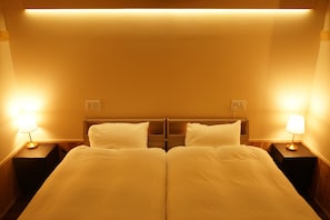 Classic Villa | Down duvets, desk, soundproofing, free WiFi - Nara-Ryokan  Villa West (Nara)