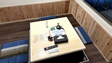 Cubrecamas, escritorio, sistema de insonorización y wifi gratis