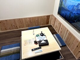 Cubrecamas, escritorio, sistema de insonorización y wifi gratis 