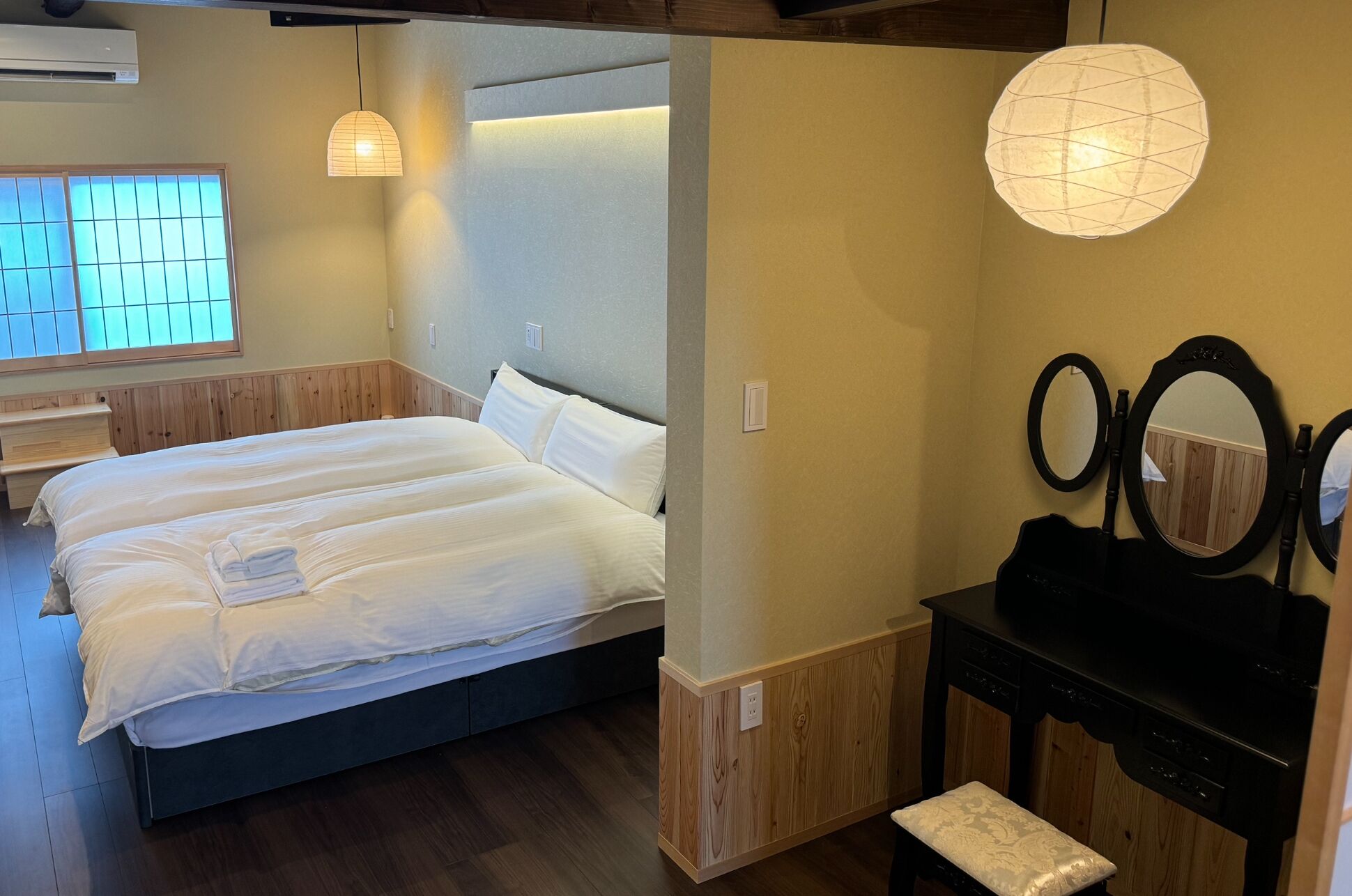 Klassieke villa | Donzen dekbedden, een bureau, geluiddichte muren, gratis wifi