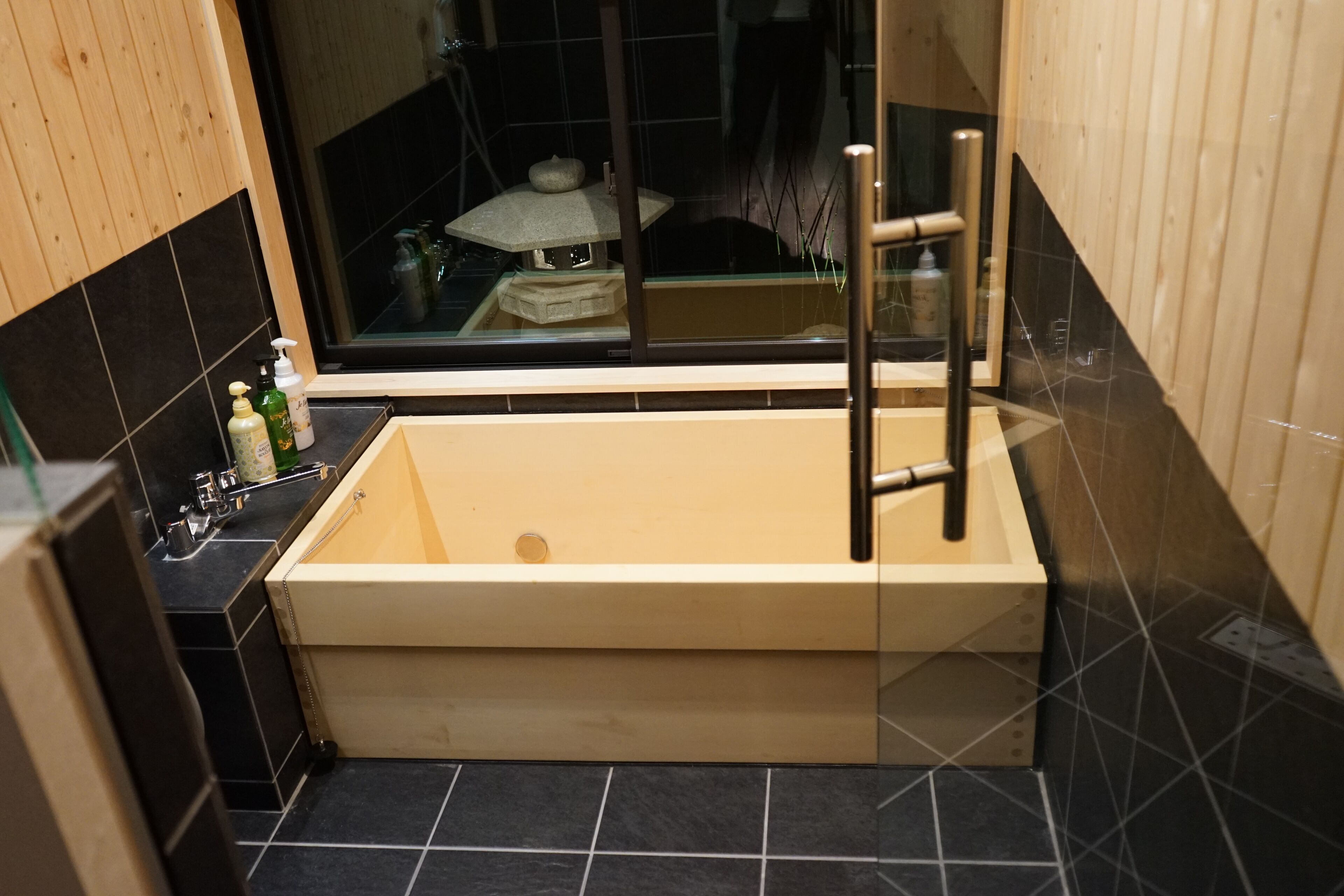 Combined shower/bathtub, rainfall showerhead, free toiletries