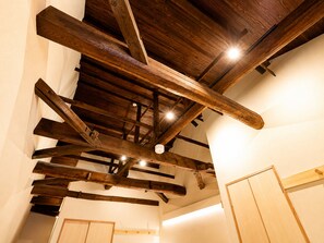 A room with exposed wooden beams and a high ceiling. - Nara-Ryokan  Villa West (Nara)
