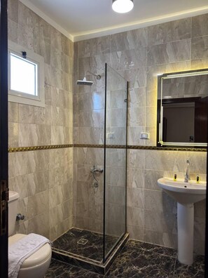 Shower, rainfall showerhead, slippers, bidet - Hur Pyramids inn (Giza)