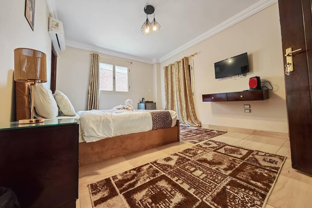 Egyptian cotton sheets, premium bedding, minibar (free items)
