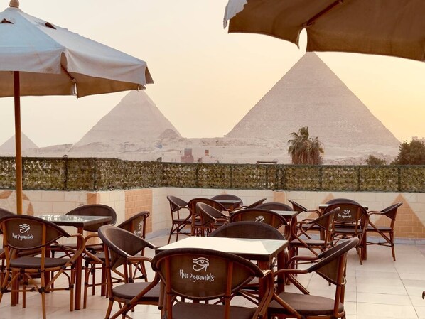 Rooftop terrace - Hur Pyramids inn (Giza)