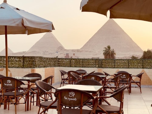 Hur Pyramids inn
