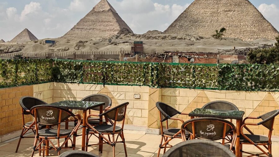 Hur Pyramids inn