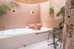 Private spa tub - Qualia Slowlife Suites (Chania)