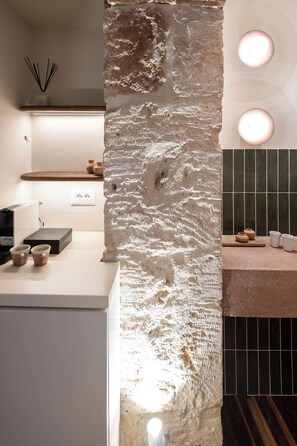 Caja fuerte, cortinas opacas, sistema de insonorización