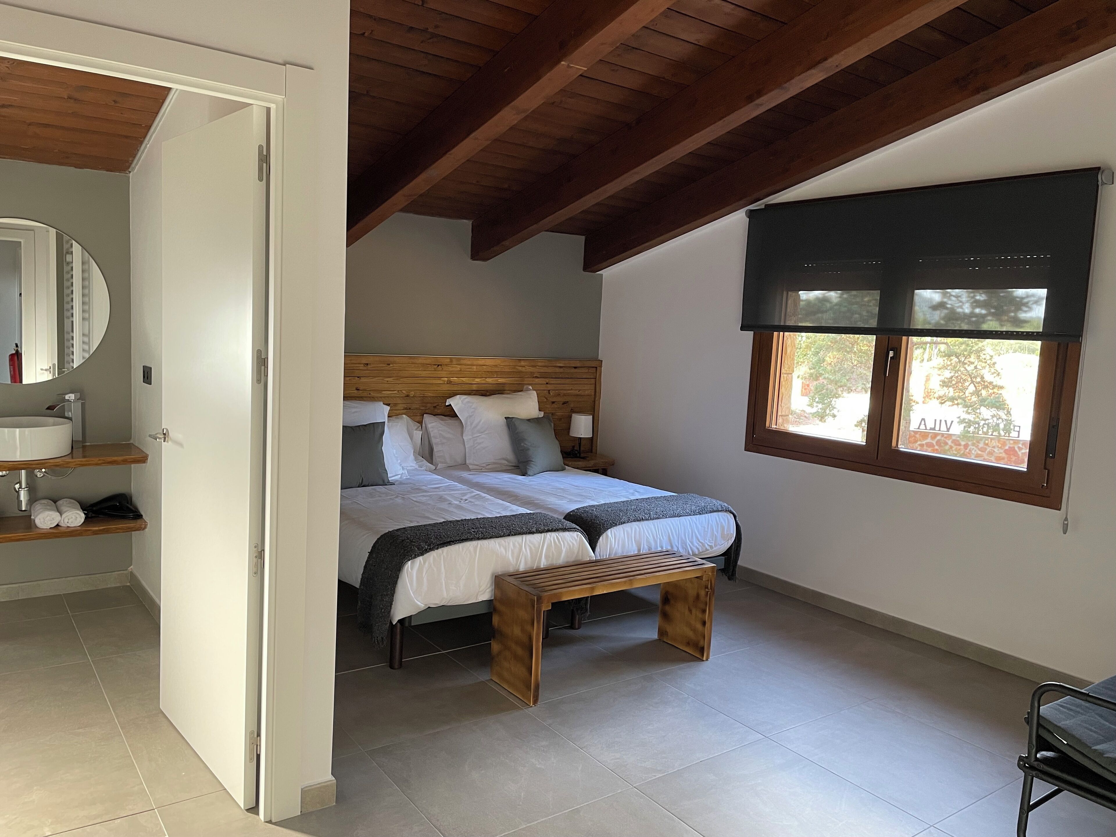 5 bedrooms, iron/ironing board, WiFi, bed sheets