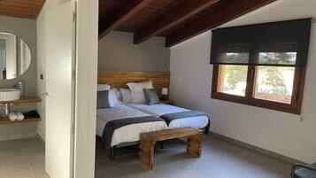 5 bedrooms, iron/ironing board, WiFi, bed sheets