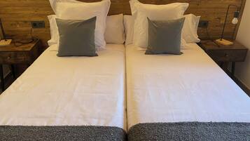 5 bedrooms, iron/ironing board, WiFi, bed sheets