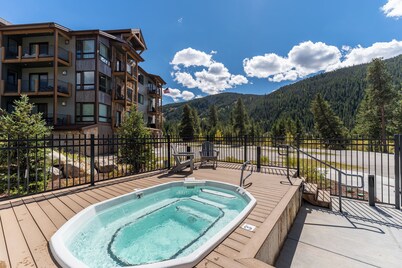 Private Balcony w/ Slope & Snake River Views & Close to Mountain House Lifts!