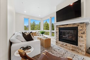 Smart TV, fireplace - Private Balcony w/ Slope & Snake River Views & Close to Mountain House Lifts! (Keystone)