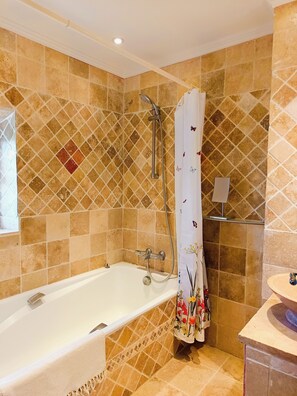 Douche, séchoir à cheveux, serviettes fournies, savon