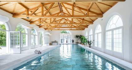 Domaine Secret d'Uzès & Spa: Place aux Herbes with heated swimming pool