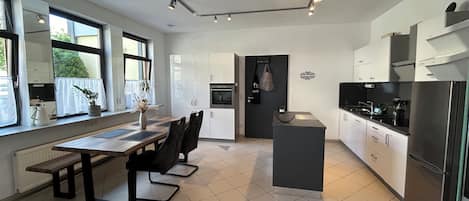 Réfrigérateur, four à micro-ondes, un four, surface de cuisson