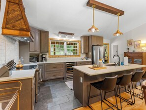 Fridge, microwave, oven, stovetop - Oscar's Hideout - Sweet Hidden Gem Close to Downtown Clayton (Tiger)