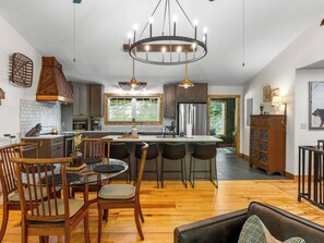 Dining - Oscar's Hideout - Sweet Hidden Gem Close to Downtown Clayton (Tiger)