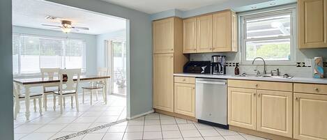 Frigorifero, microonde, forno, piano cottura