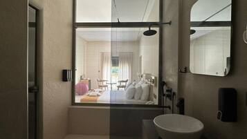 Classic Double Room, Pool View | Bathroom