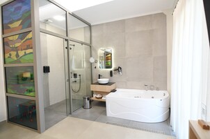 Habitación Deluxe doble, vistas a la piscina | Ropa de cama de alta calidad, edredones de plumas, minibar y caja fuerte