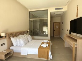 Ropa de cama de alta calidad, cubrecamas y minibar 