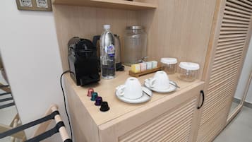 豪華雙人房, 泳池景觀 | 高級寢具、羽絨被、迷你吧、客房內保險箱