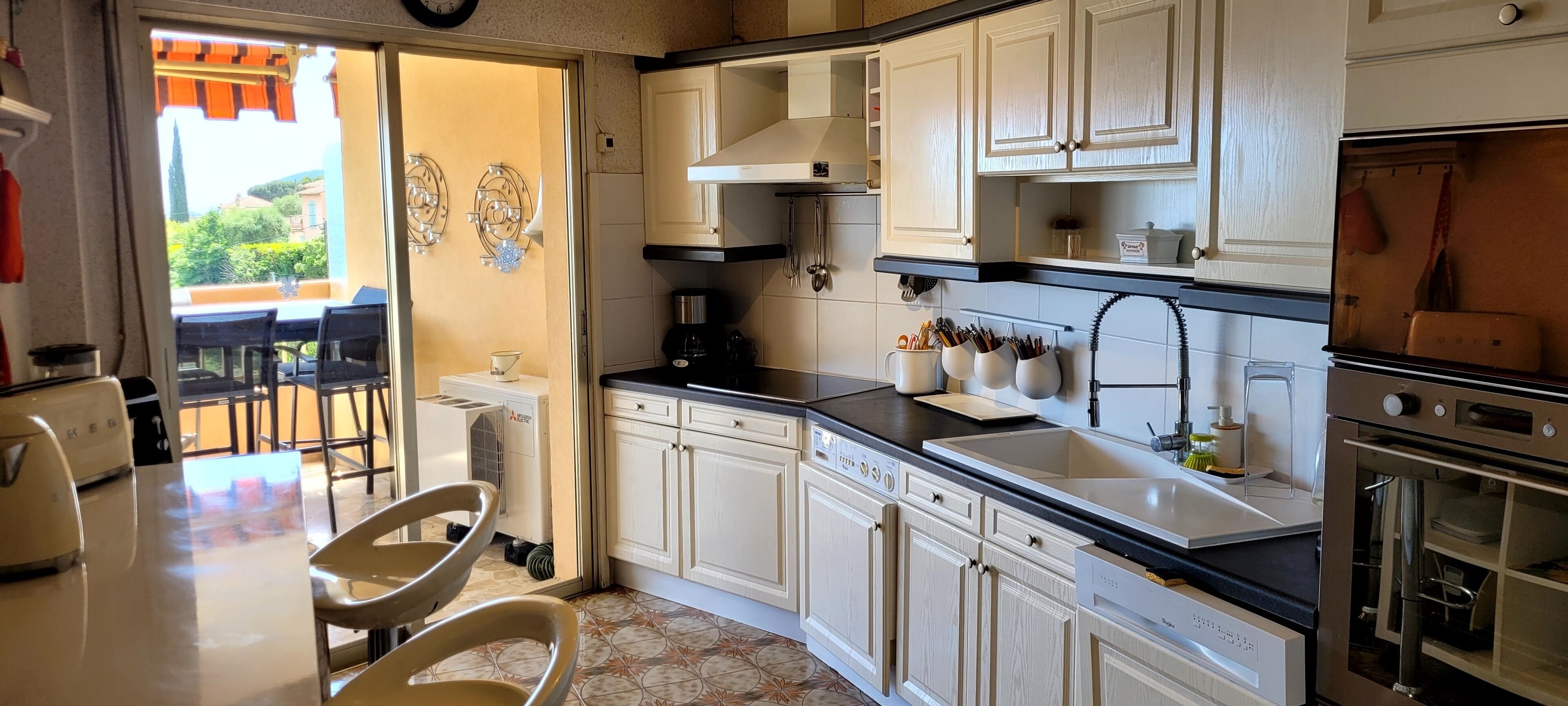 Mikrobølgeovn, kogeplade, opvaskemaskine